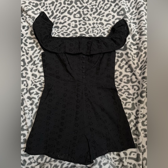 NWOT Urban Outfitters Kimchi Blue Jeena Eyelet Off-the-shoulder Romper - Picture 6 of 8